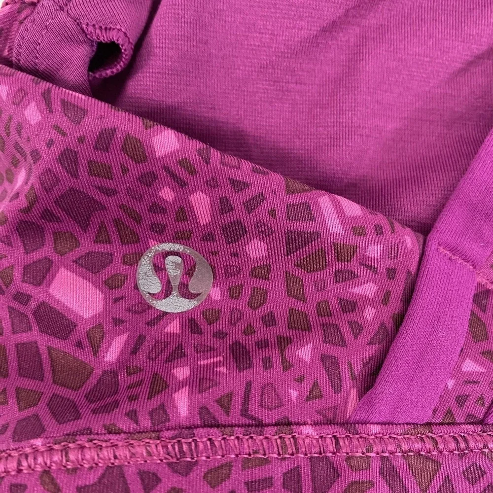 Lululemon Sports Bra Womens‎ sz 2 Pink Criss Cross Strappy Patterned Gym Active